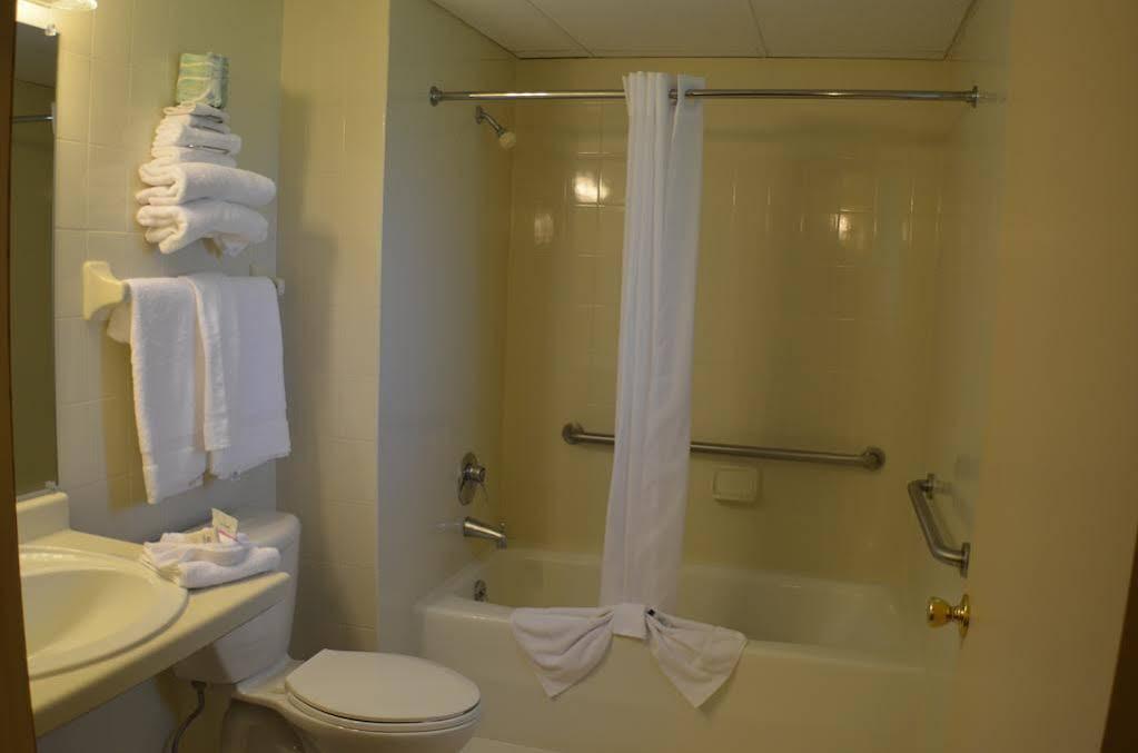 Amber'S Inn And Suites Wisconsin Dells Exteriör bild