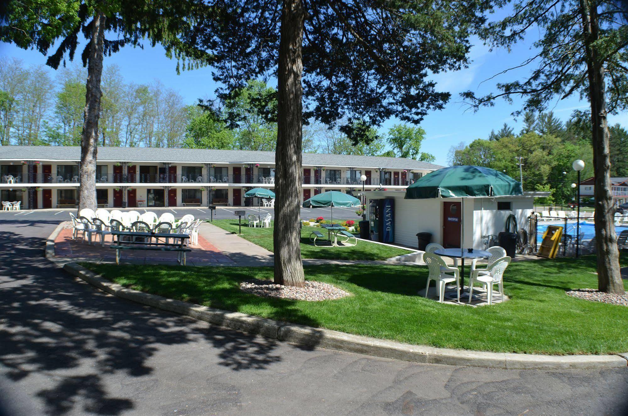 Amber'S Inn And Suites Wisconsin Dells Exteriör bild