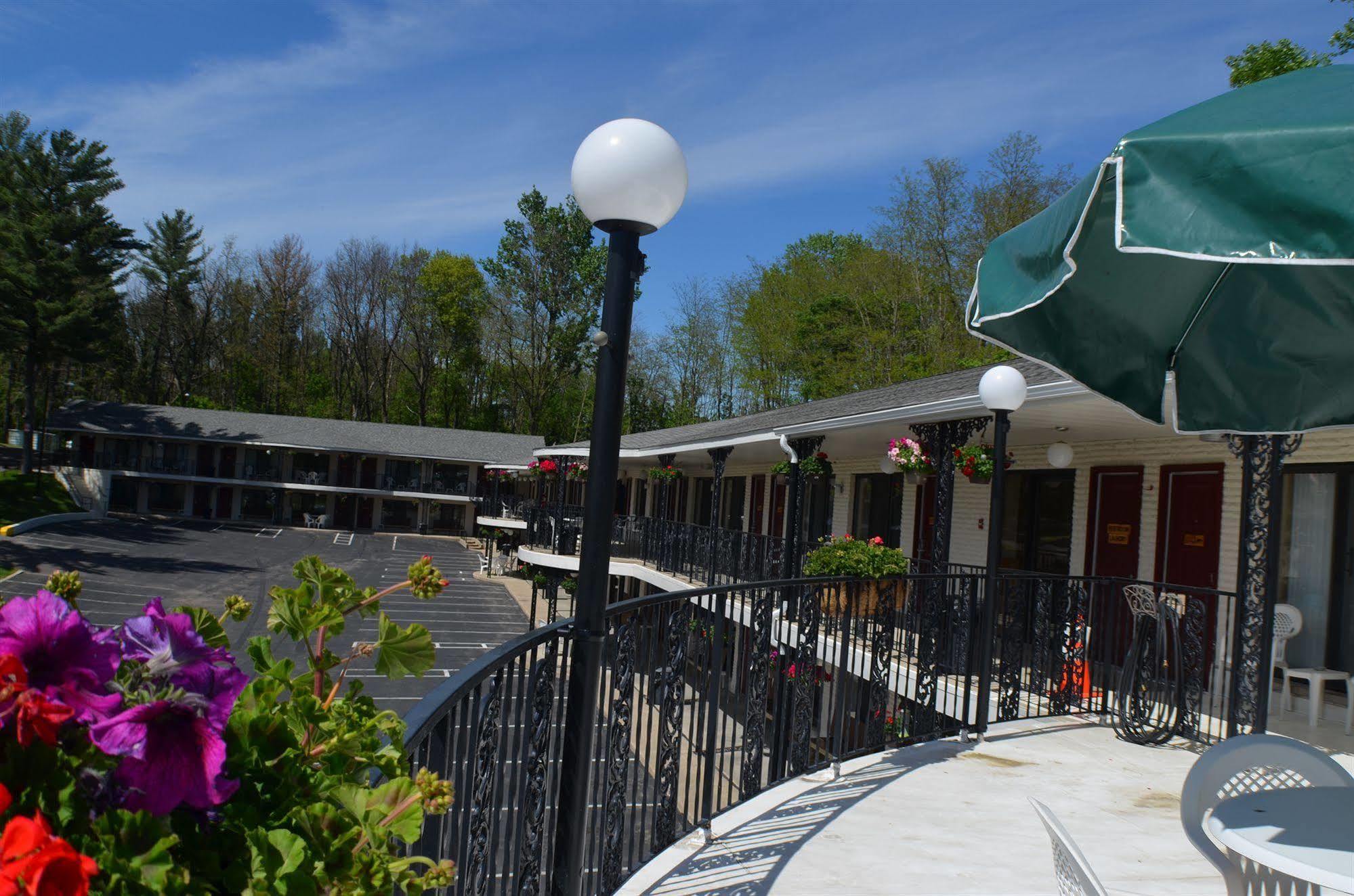 Amber'S Inn And Suites Wisconsin Dells Exteriör bild